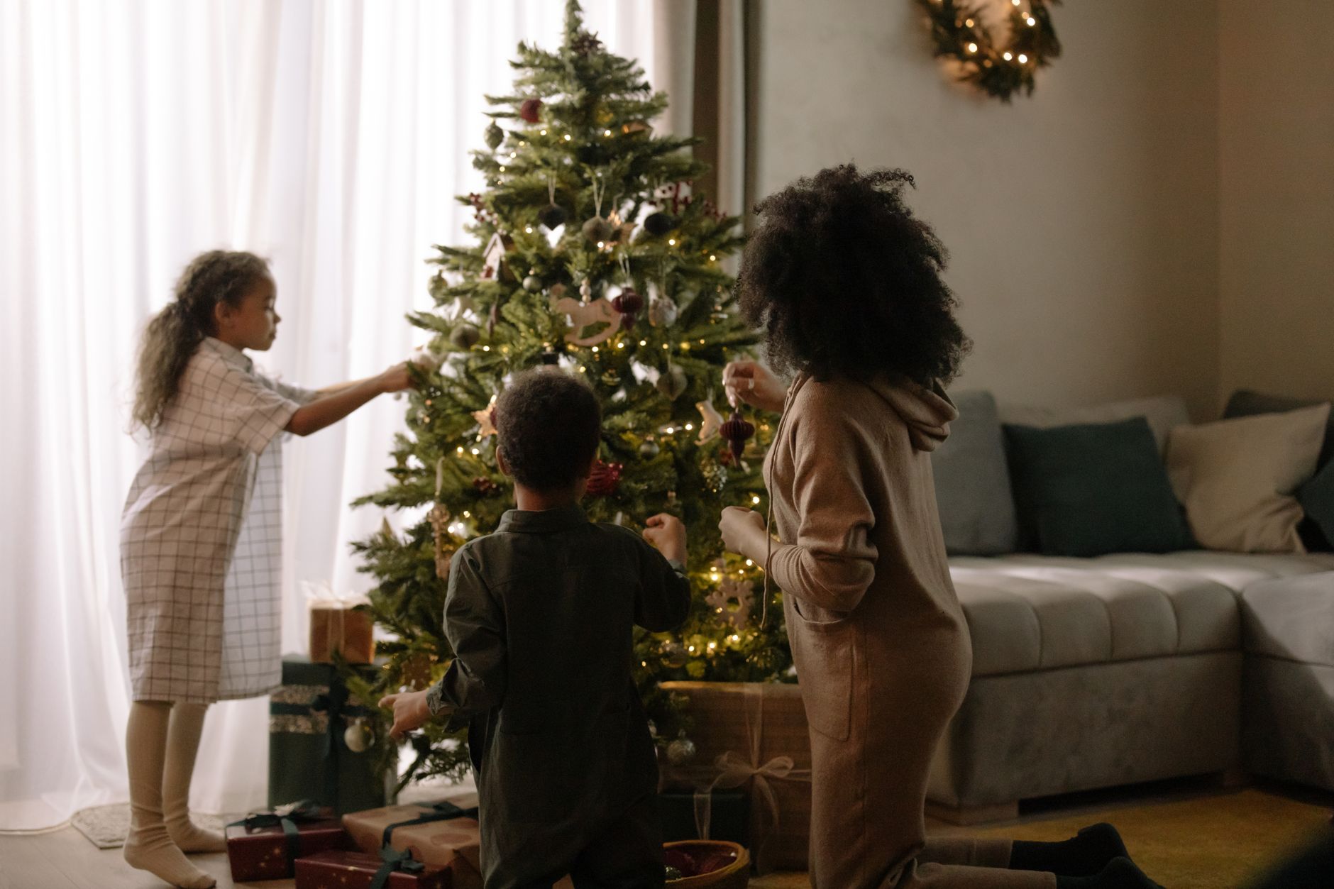 Children decorating a Christmas tree