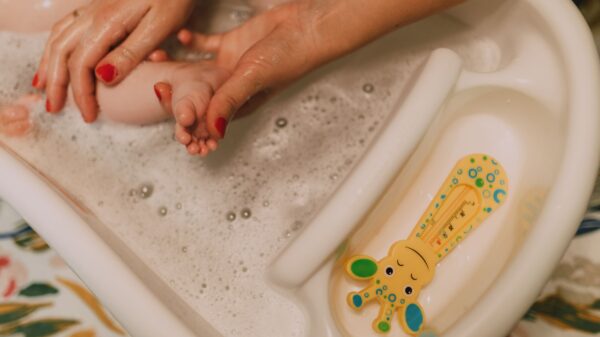 Best baby bath thermometer: warm water in a baby bathtub