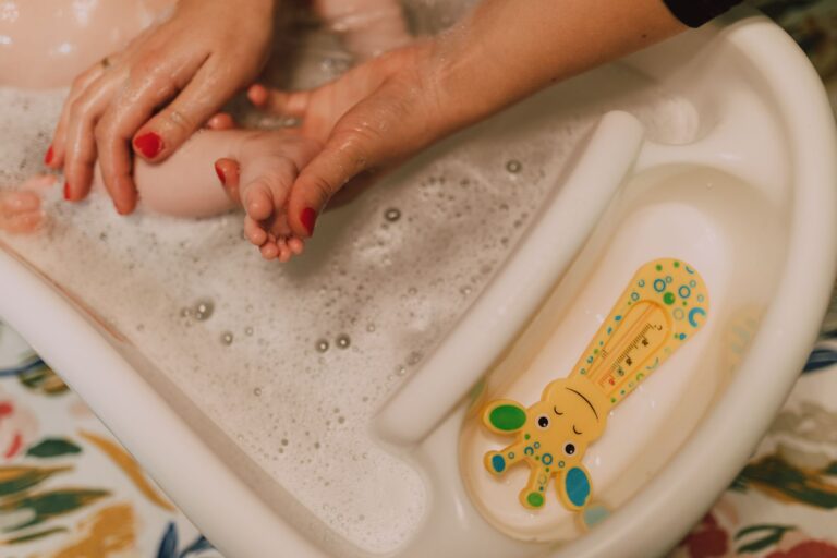 Best baby bath thermometer: warm water in a baby bathtub