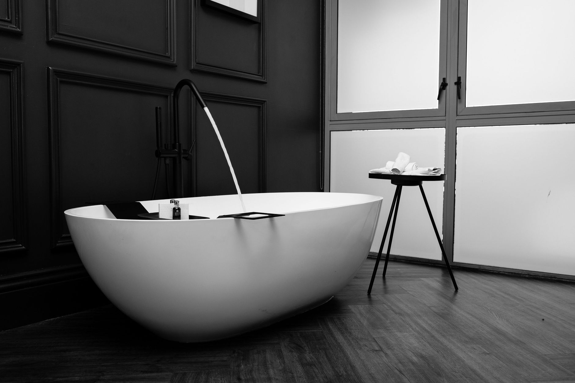 Water filling a freestanding tub