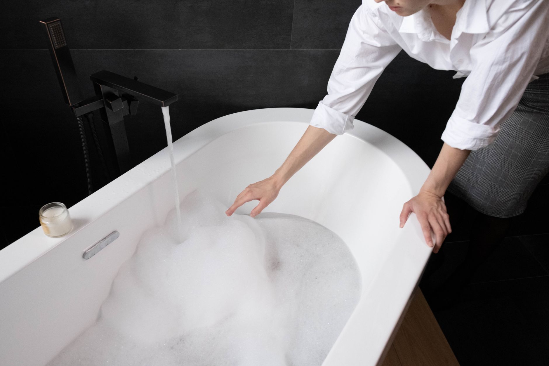 Best bathtub drain: filling a bathtub with bubble bath