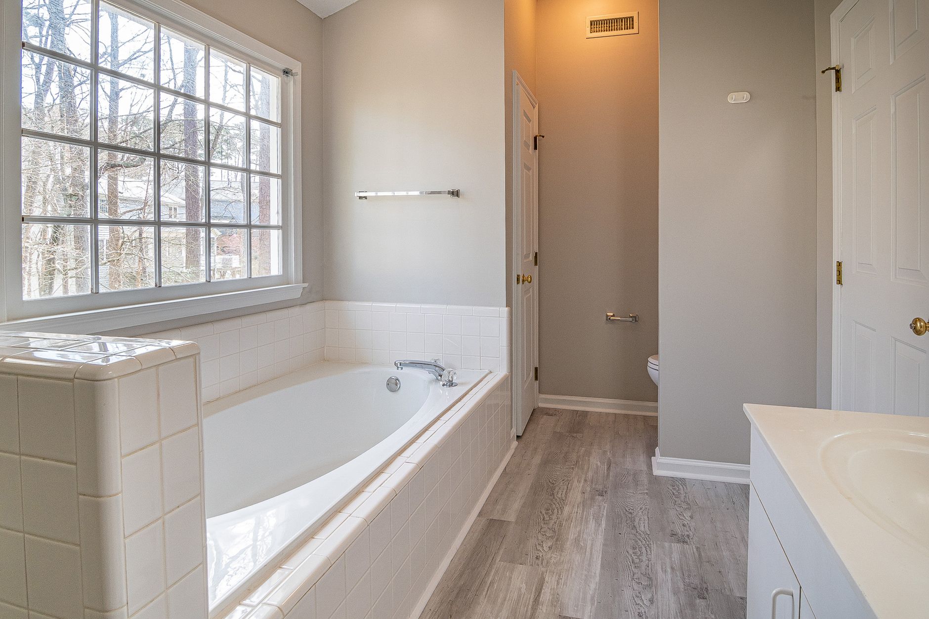 Best bathtub grab bars: a bathtub in a home bathroom