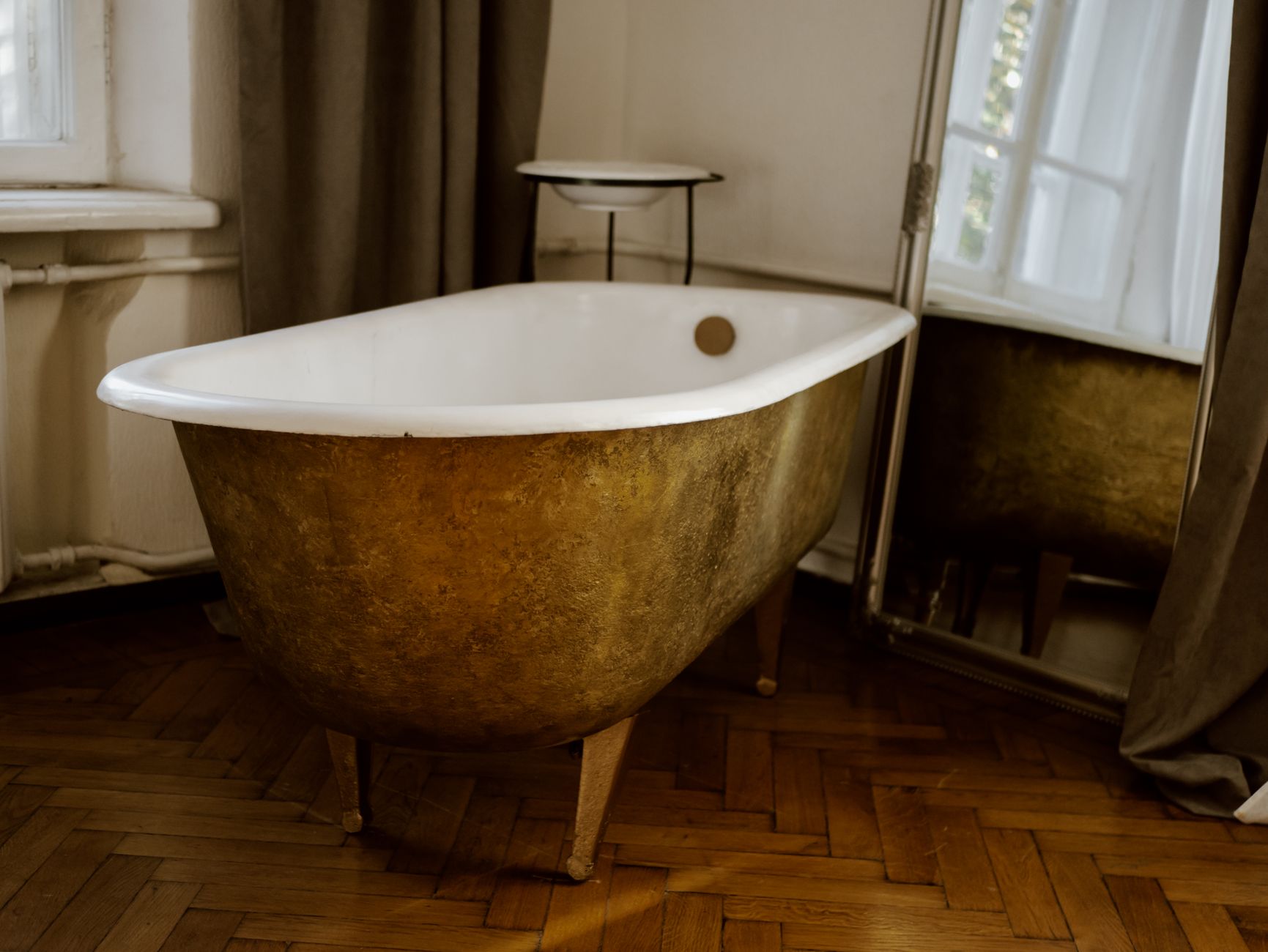 Best bathtub mat: a clawfoot bathtub in a home bathroom