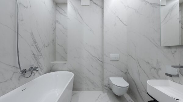 Best bathtub refinishing kit: a white tub in a marble bathroom