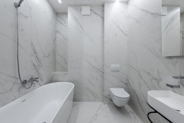 Best bathtub refinishing kit: a white tub in a marble bathroom