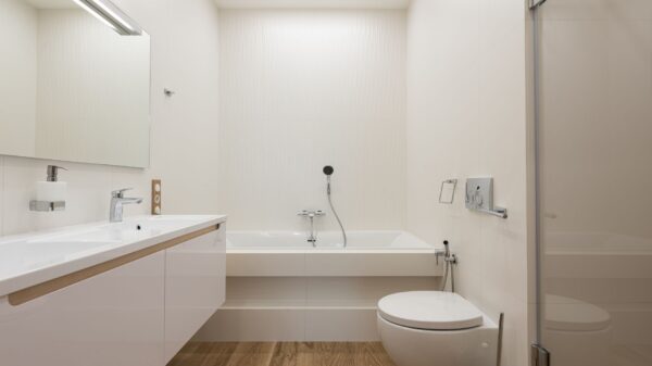 Best bathtub scrubber: a bright white bathroom with a tub