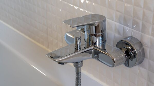 Best bathtub spout: a chrome wall-mounted tub faucet