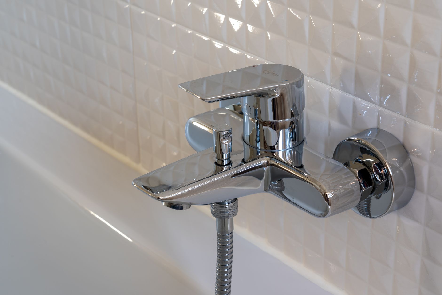 Best bathtub spout: a chrome wall-mounted tub faucet