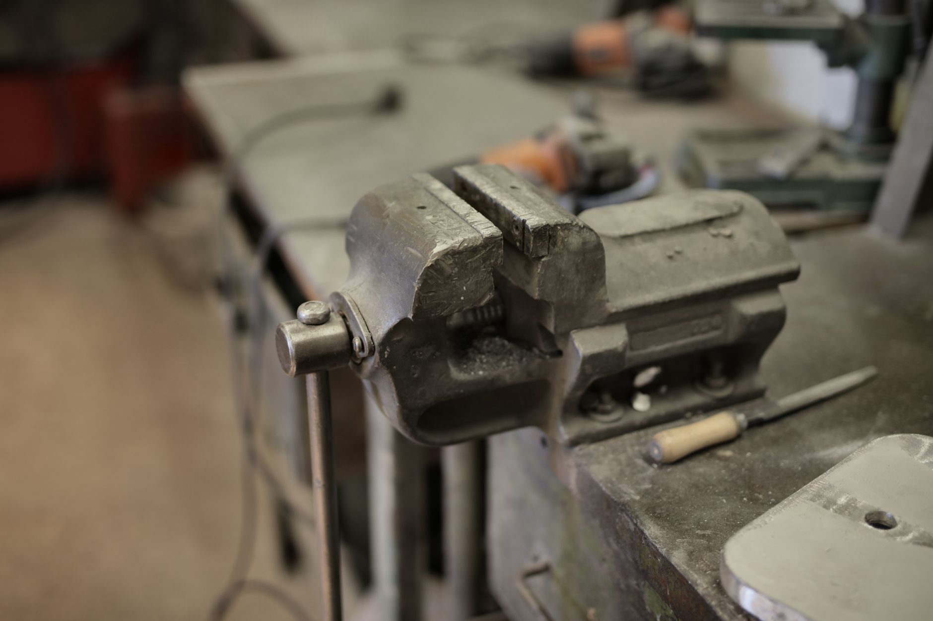 Best belt grinder: a bench vise on a workbench