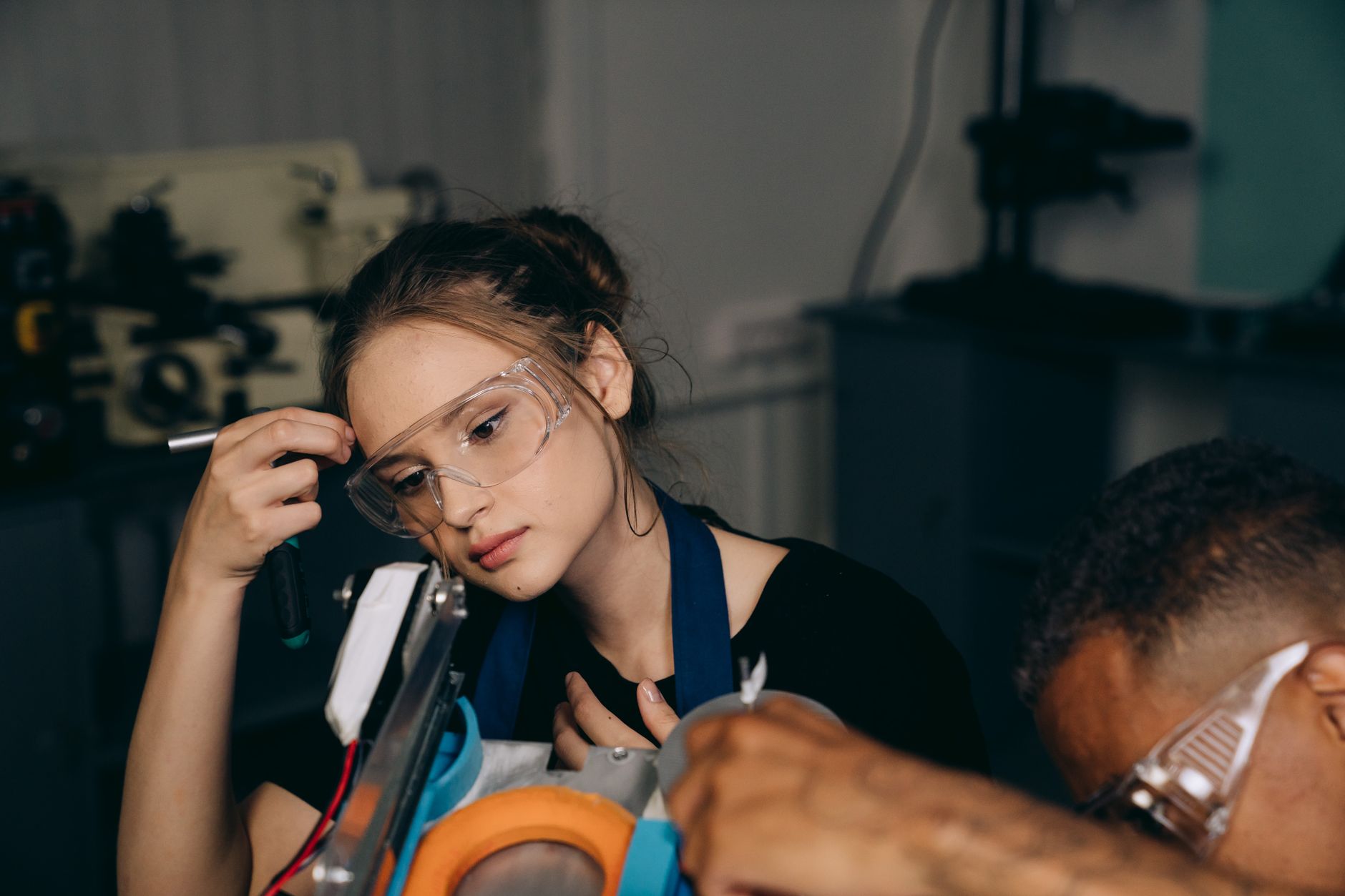Safety glasses for workshop tasks