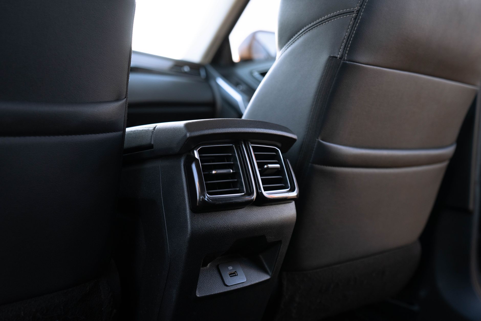 Rear air vents between the front seats