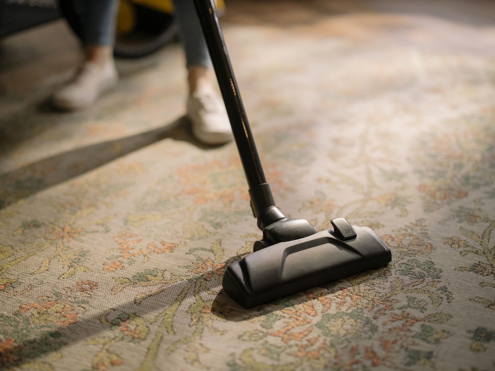 Best carpet vacuum: vacuuming a carpeted floor