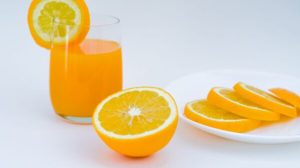 Best citrus juicer: orange juice with sliced oranges