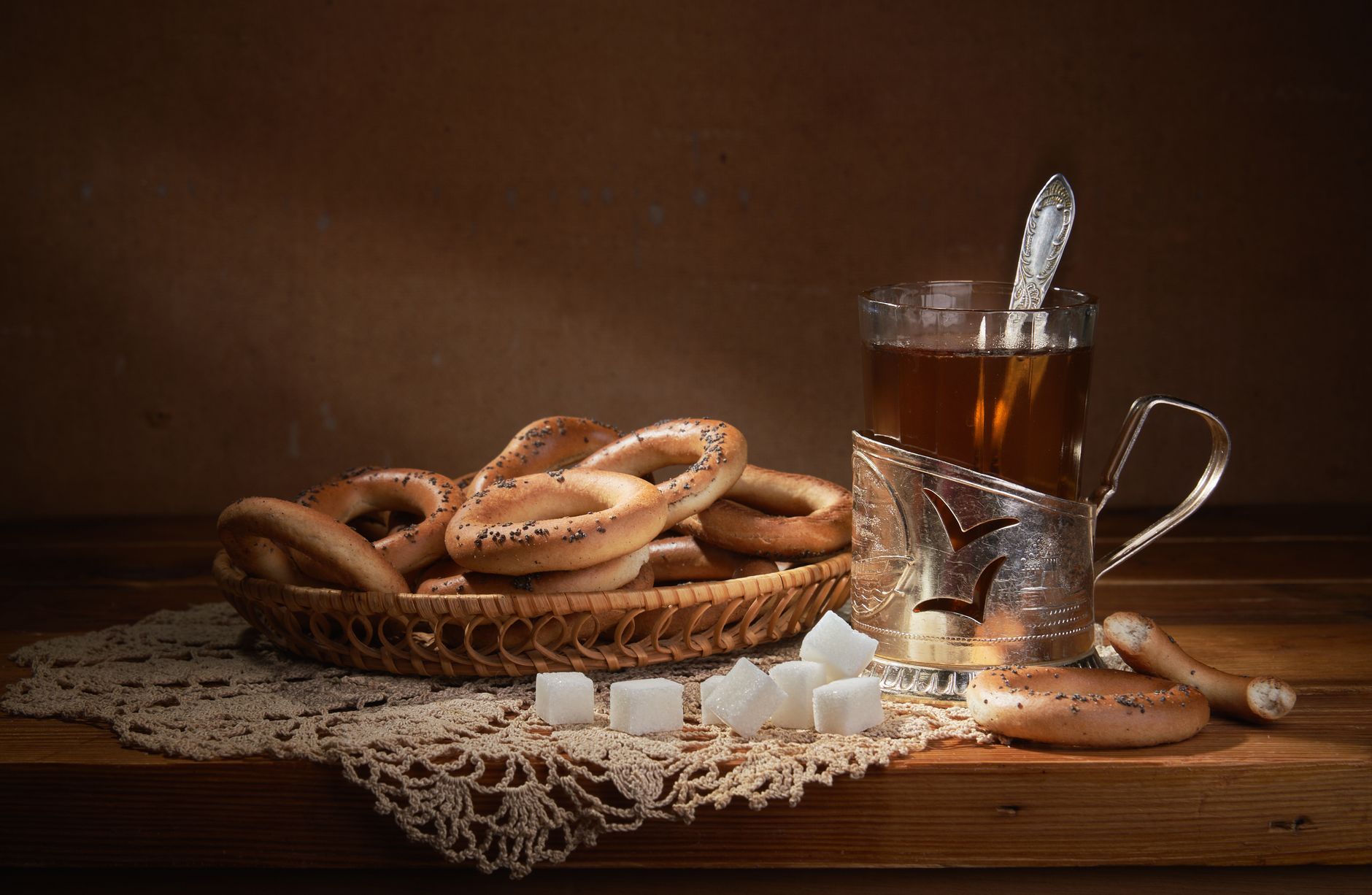 Bagels and tea on a table
