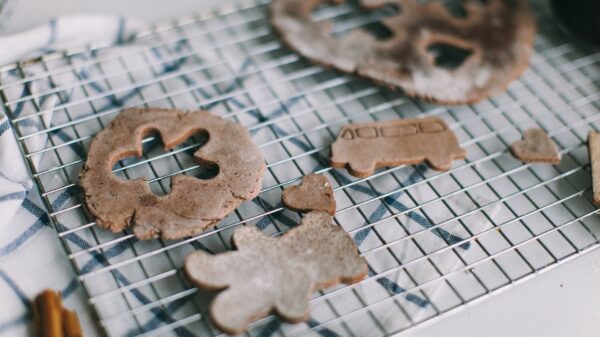 Best cooling rack: cut-out cookies on a wire rack