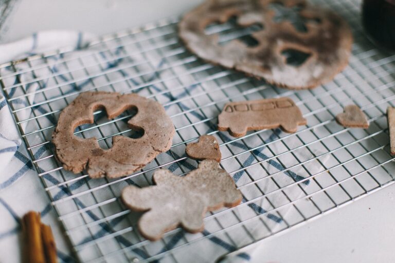 Best cooling rack: cut-out cookies on a wire rack