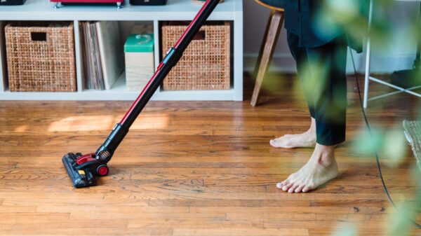 Best cordless vacuum guide: vacuuming a floor at home