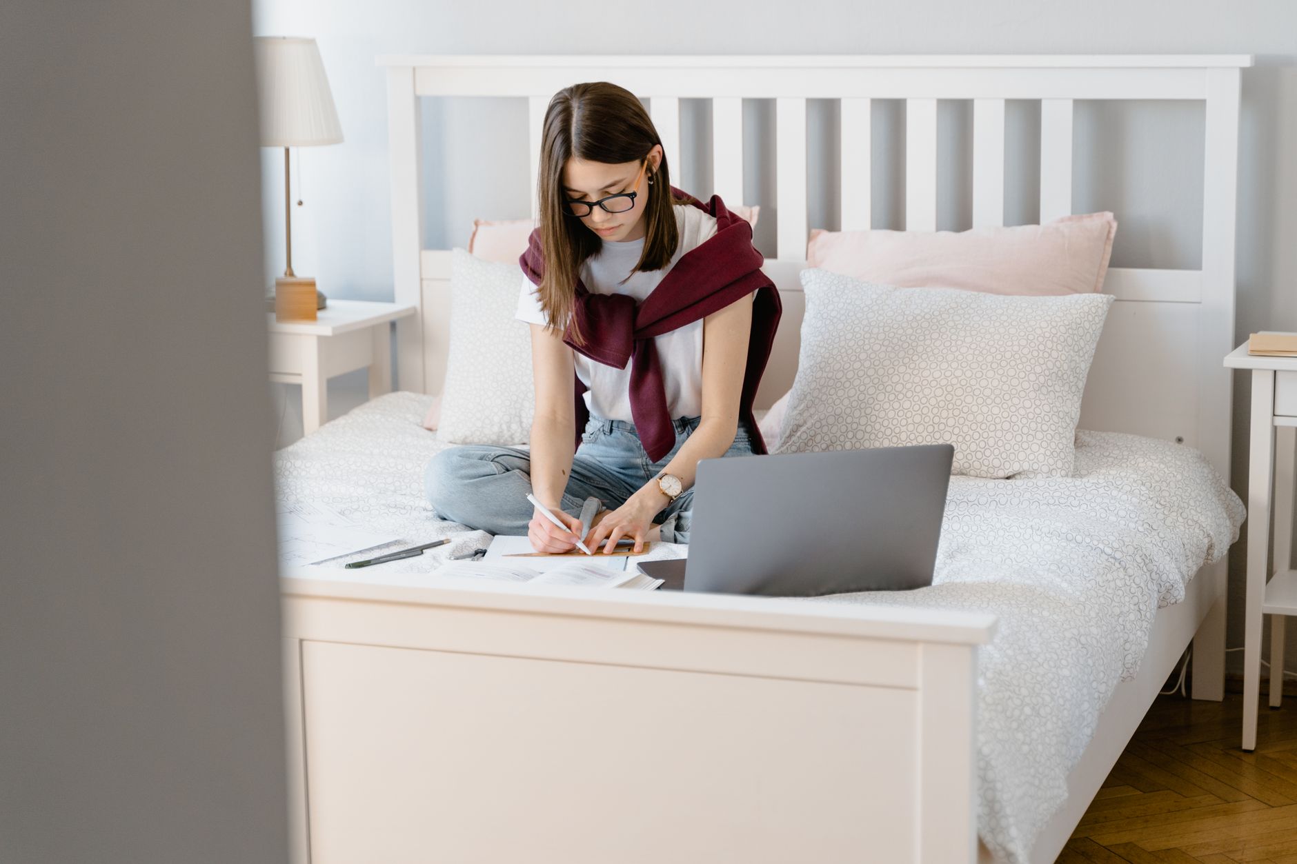 A small bedroom with a study desk
