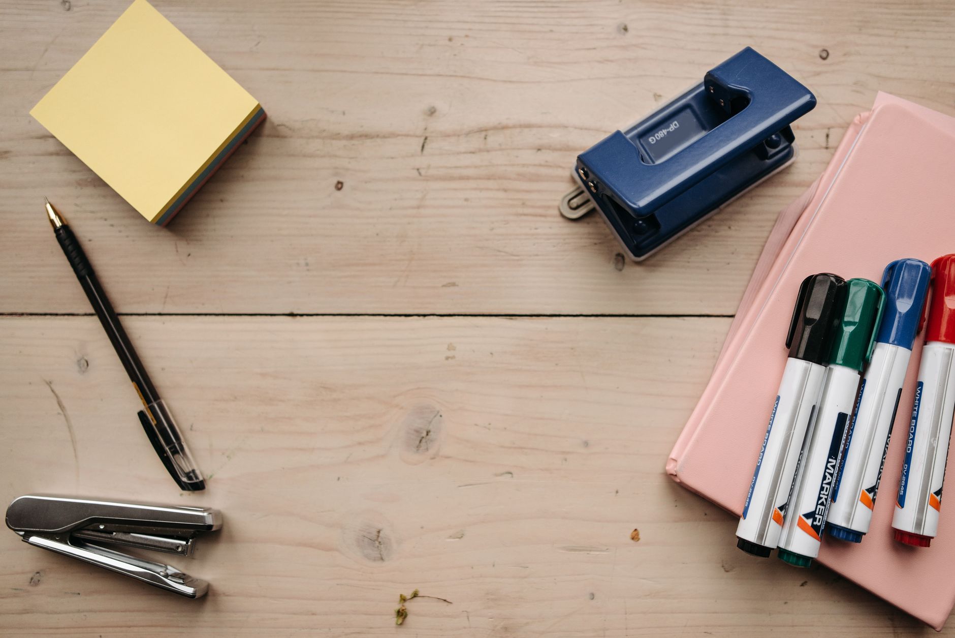 Best desk organizer ideas: a tidy home office desk