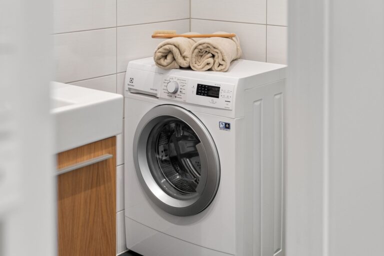 Best detergent for hard water: a washing machine in a home laundry room