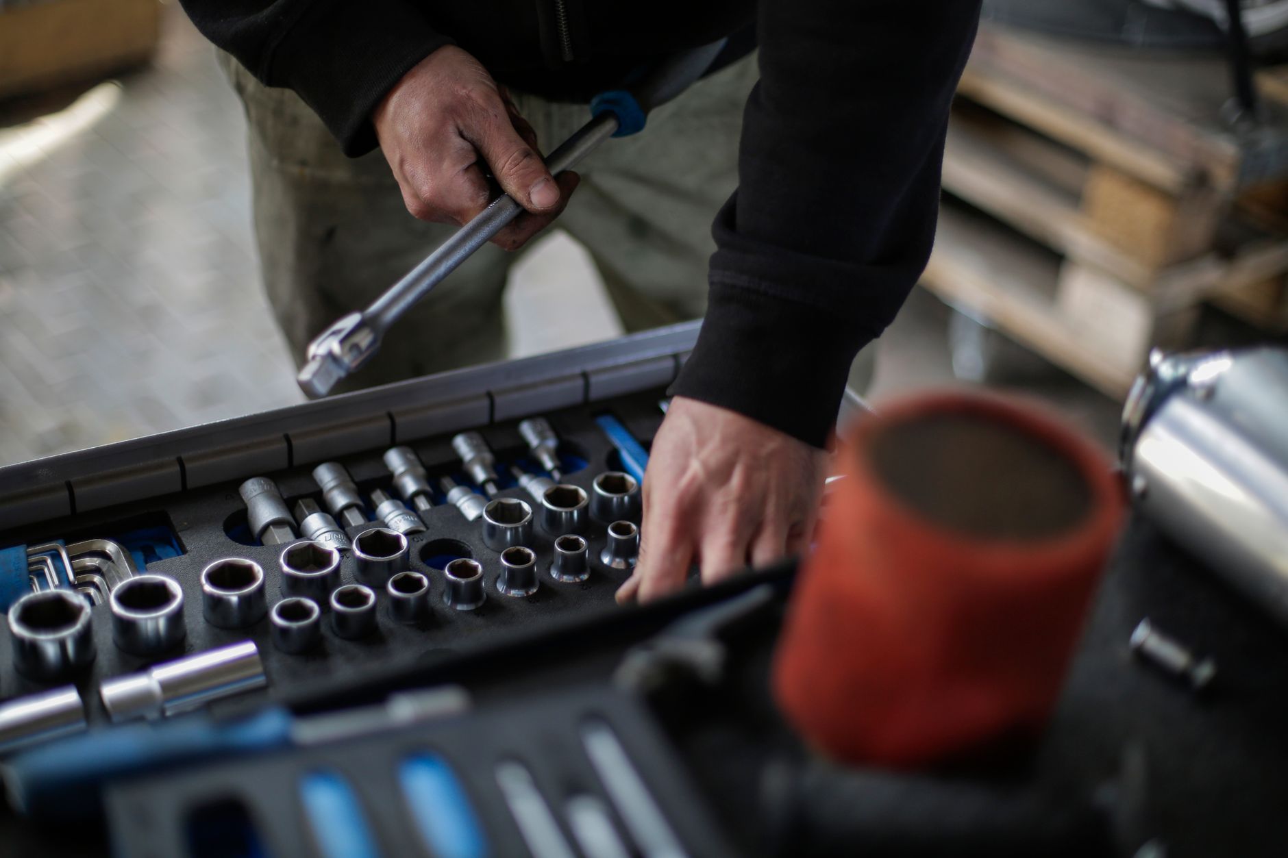 Best die grinder: a mechanic with a socket set