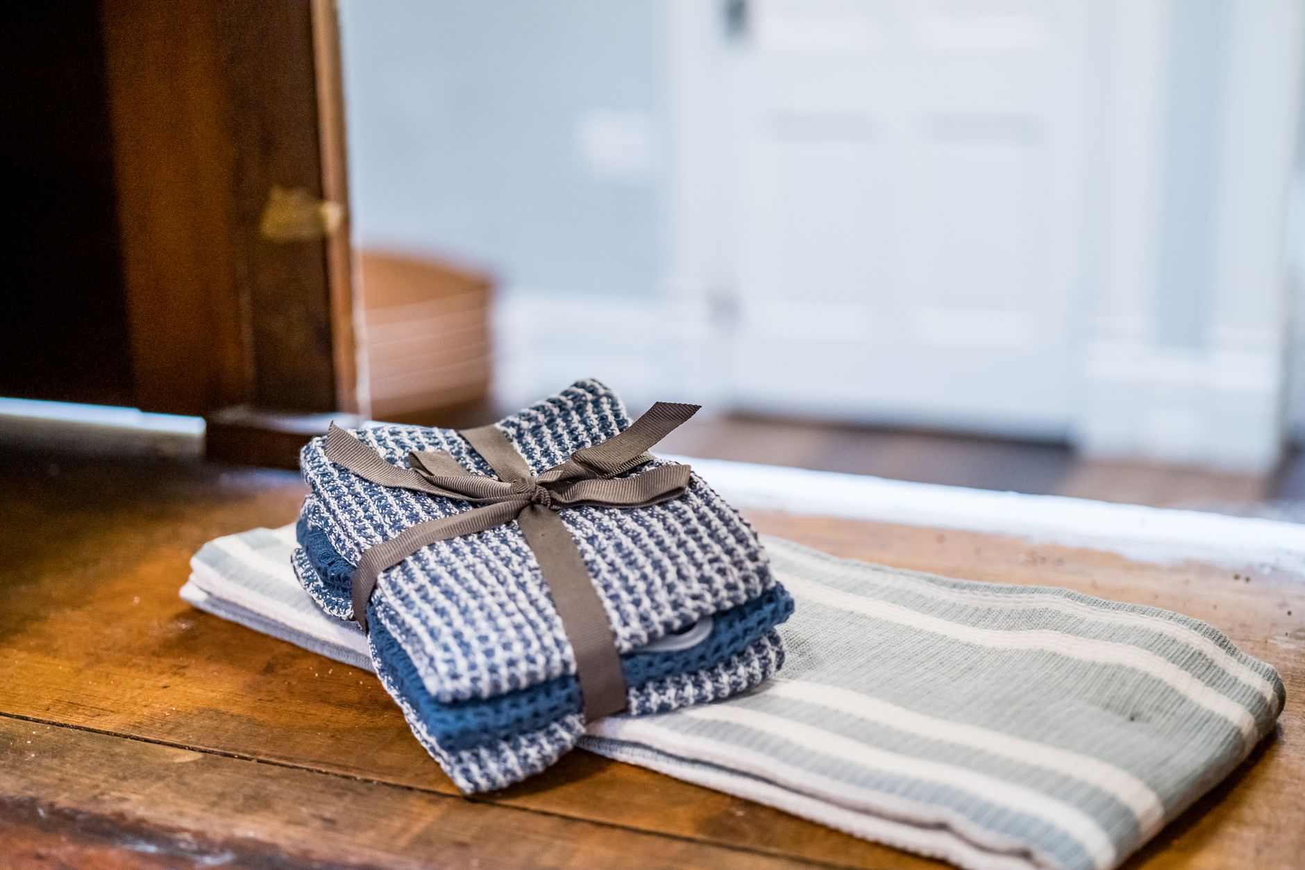 A stack of folded kitchen towels