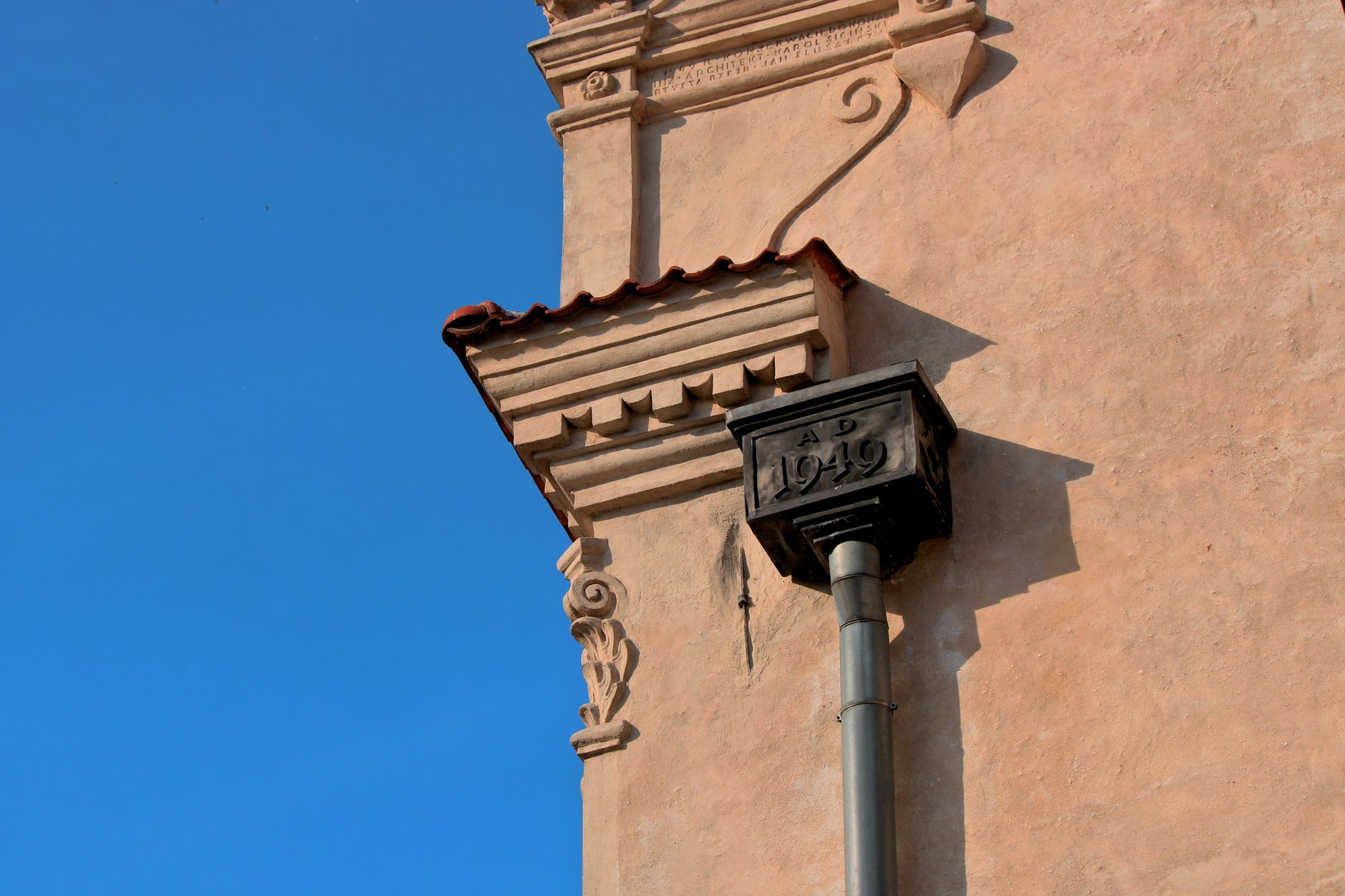 Best downspout extension: a downspout on the corner of a building