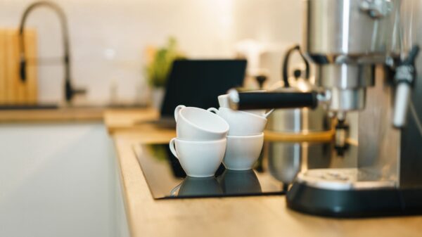 Best espresso machine with grinder: an espresso machine on a kitchen counter