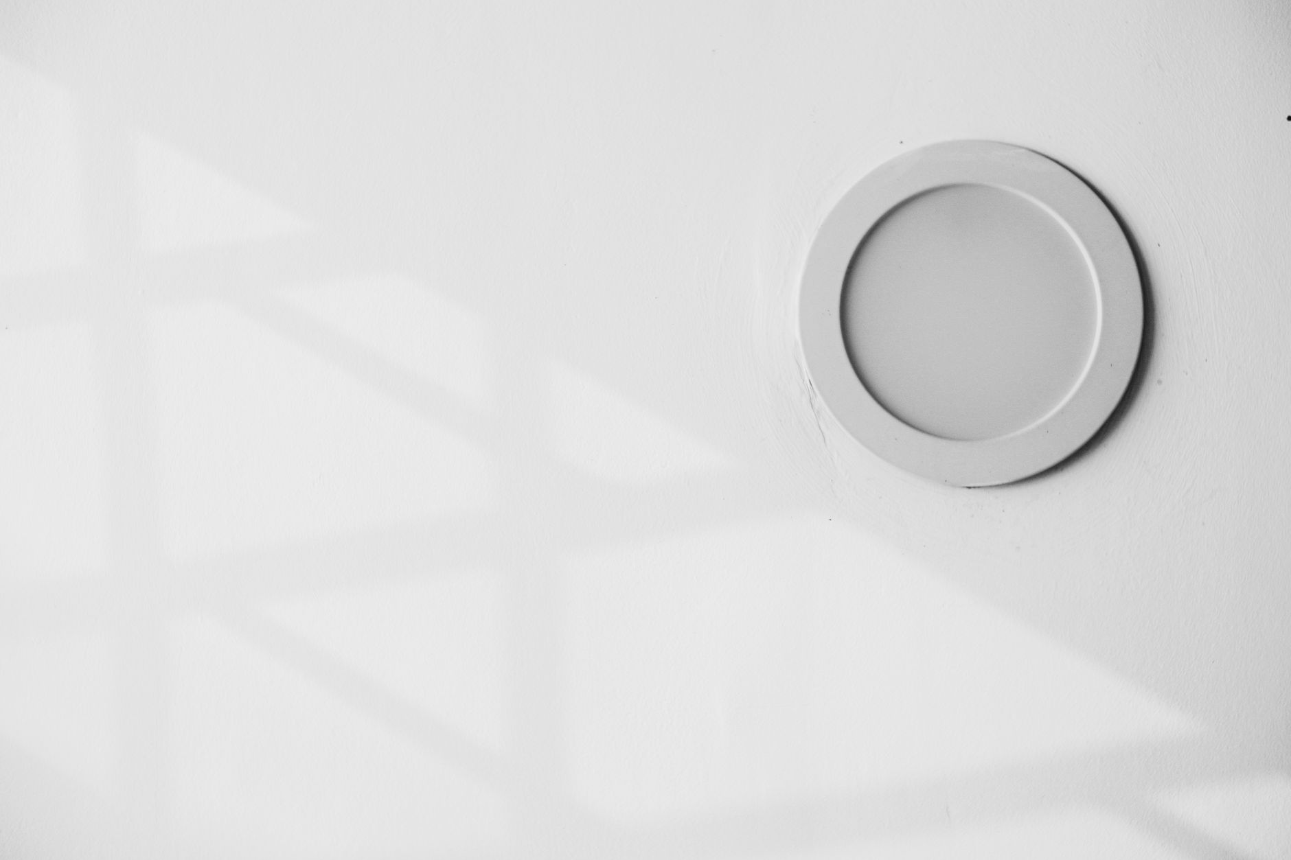 A smoke alarm mounted on a ceiling