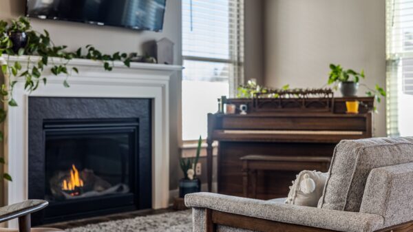Best fireplace mantel: a living room with a white mantel and gas fireplace