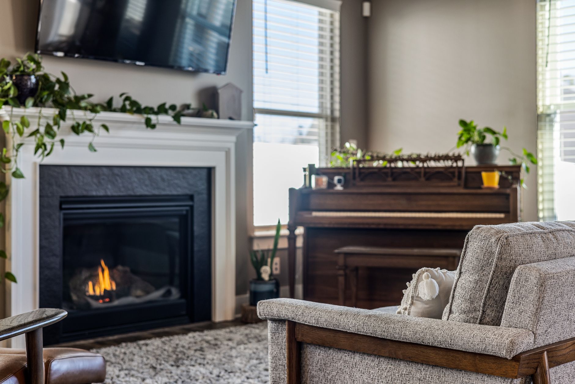 Best fireplace mantel: a living room with a white mantel and gas fireplace