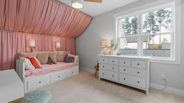 A child bedroom with a daybed and a white dresser