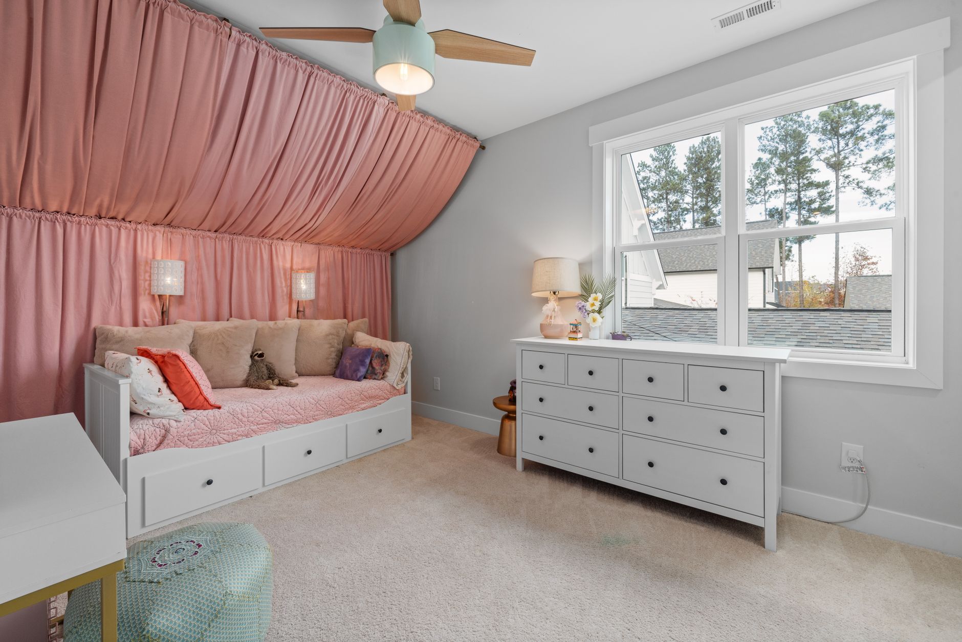 A child bedroom with a daybed and a white dresser
