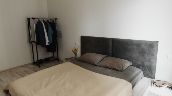 Best garment rack: clothes hanging on a rolling rack in a bedroom