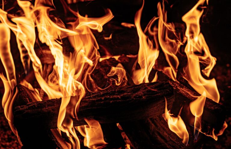 Best gas fireplace logs: flames around logs in a fireplace