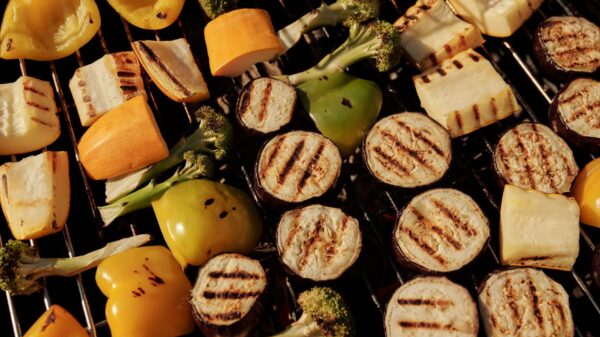 Best grill basket: grilled vegetables on a grate