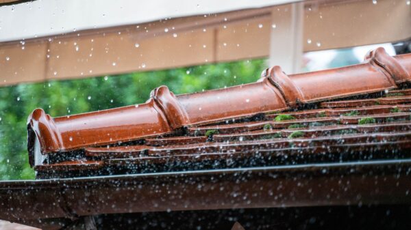 Best gutter guard: rain falling past a roof edge and gutter