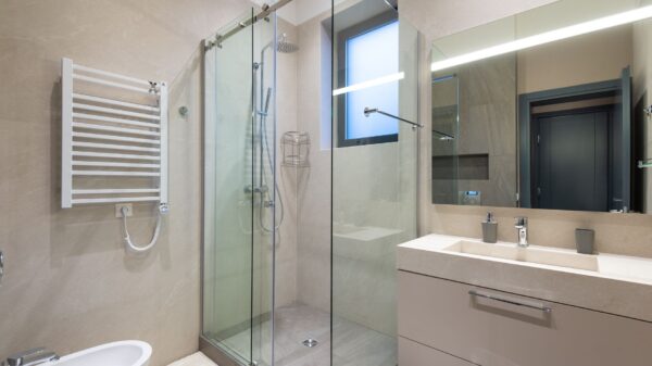 Best hard water cleaner: a clean shower and bathroom