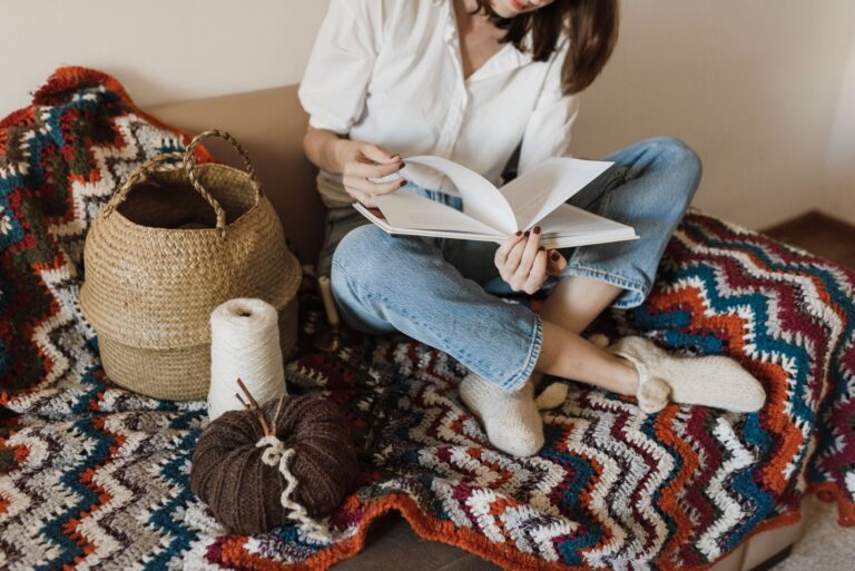 Best heating pad: a cozy couch with a soft blanket