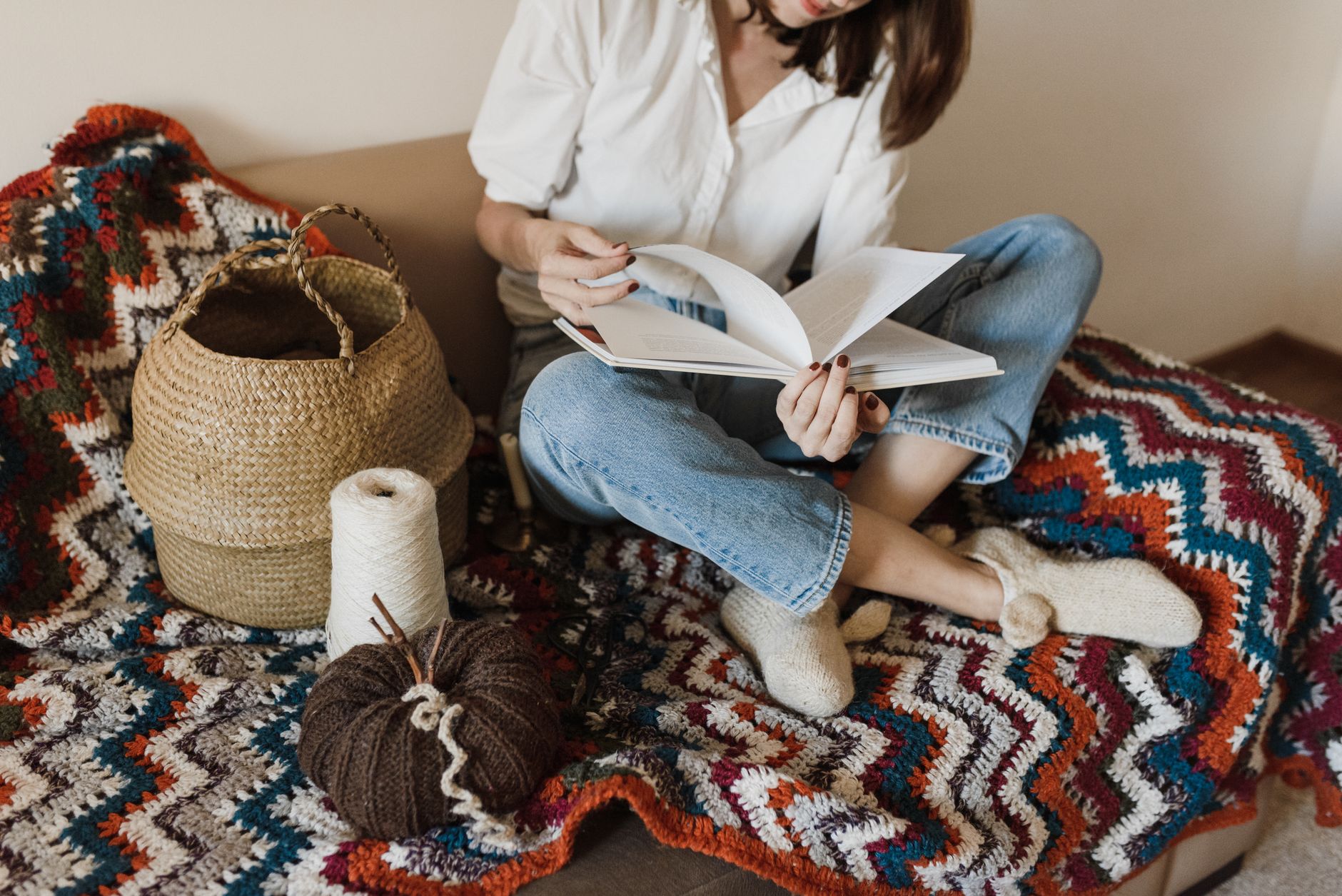 Best heating pad: a cozy couch with a soft blanket