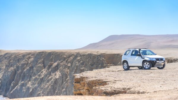 Best hitch cargo carrier: an SUV parked near a cliff edge