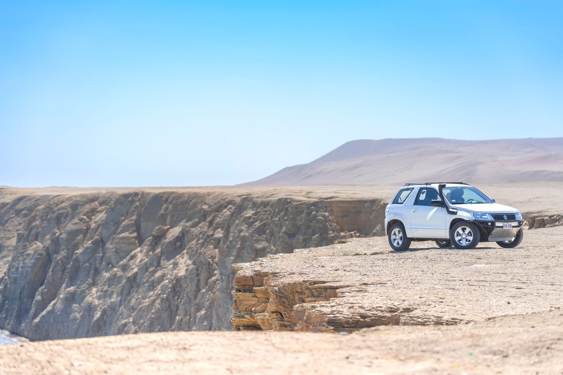 Best hitch cargo carrier: an SUV parked near a cliff edge