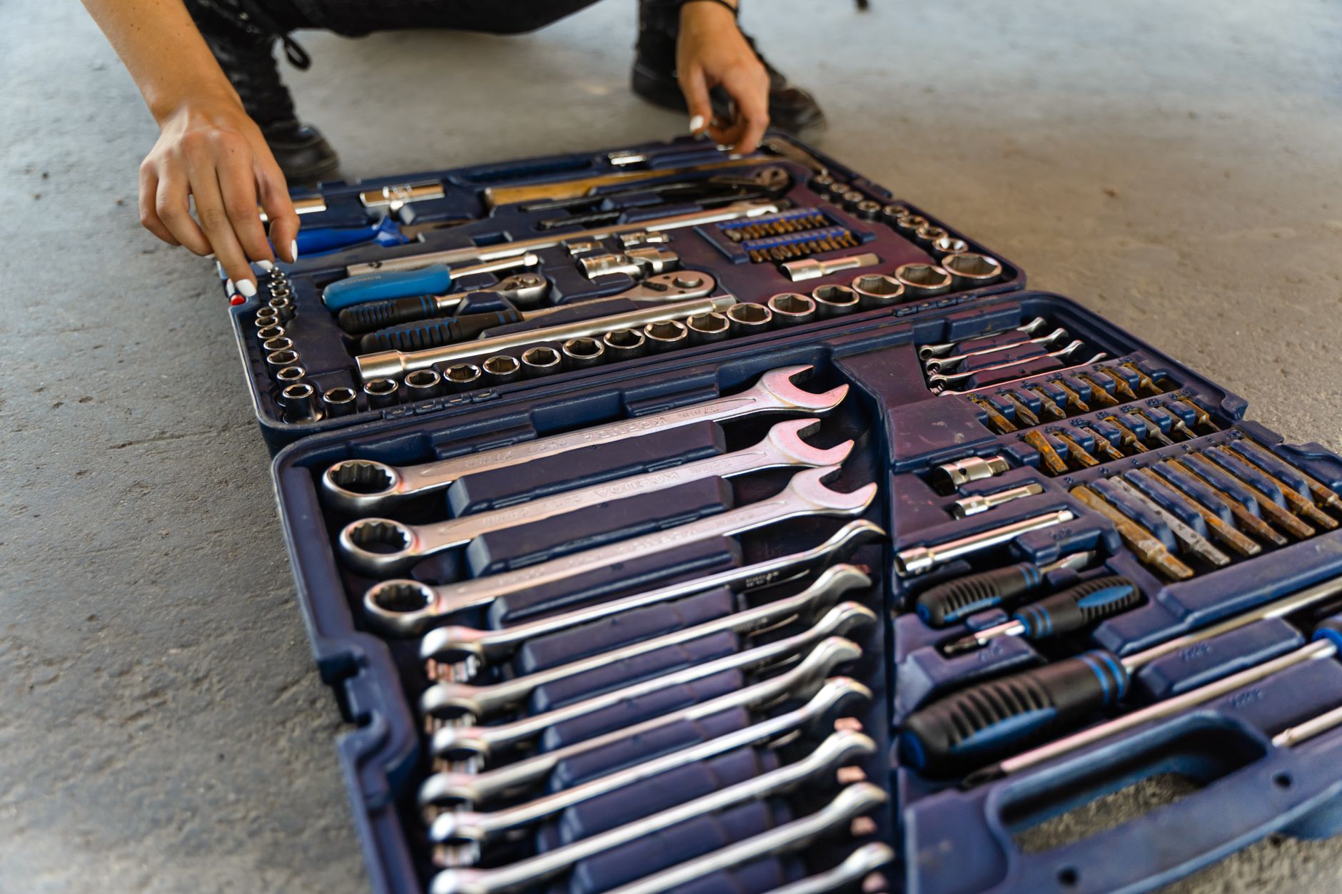 Laying out a socket and wrench set on a floor