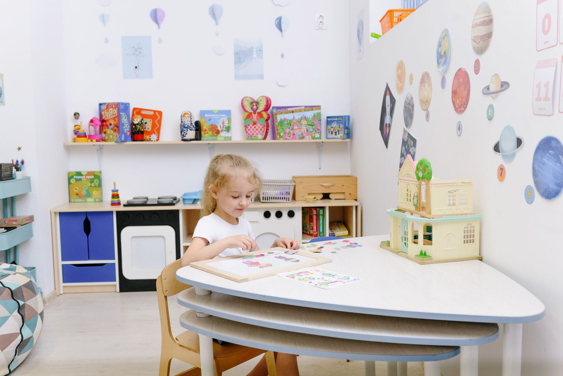 Best kids table and chairs: a small table and chairs in a playroom