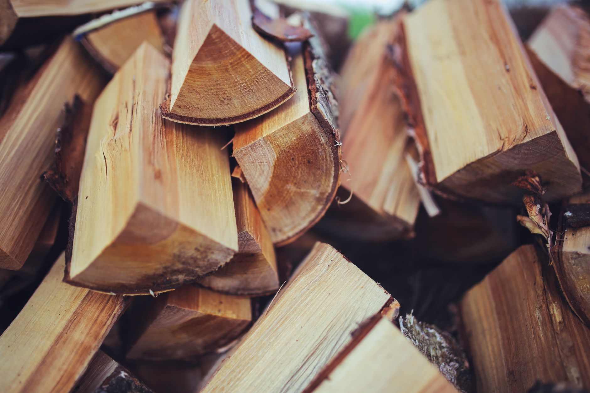 Best kindling splitter: small sticks of kindling ready for a fire