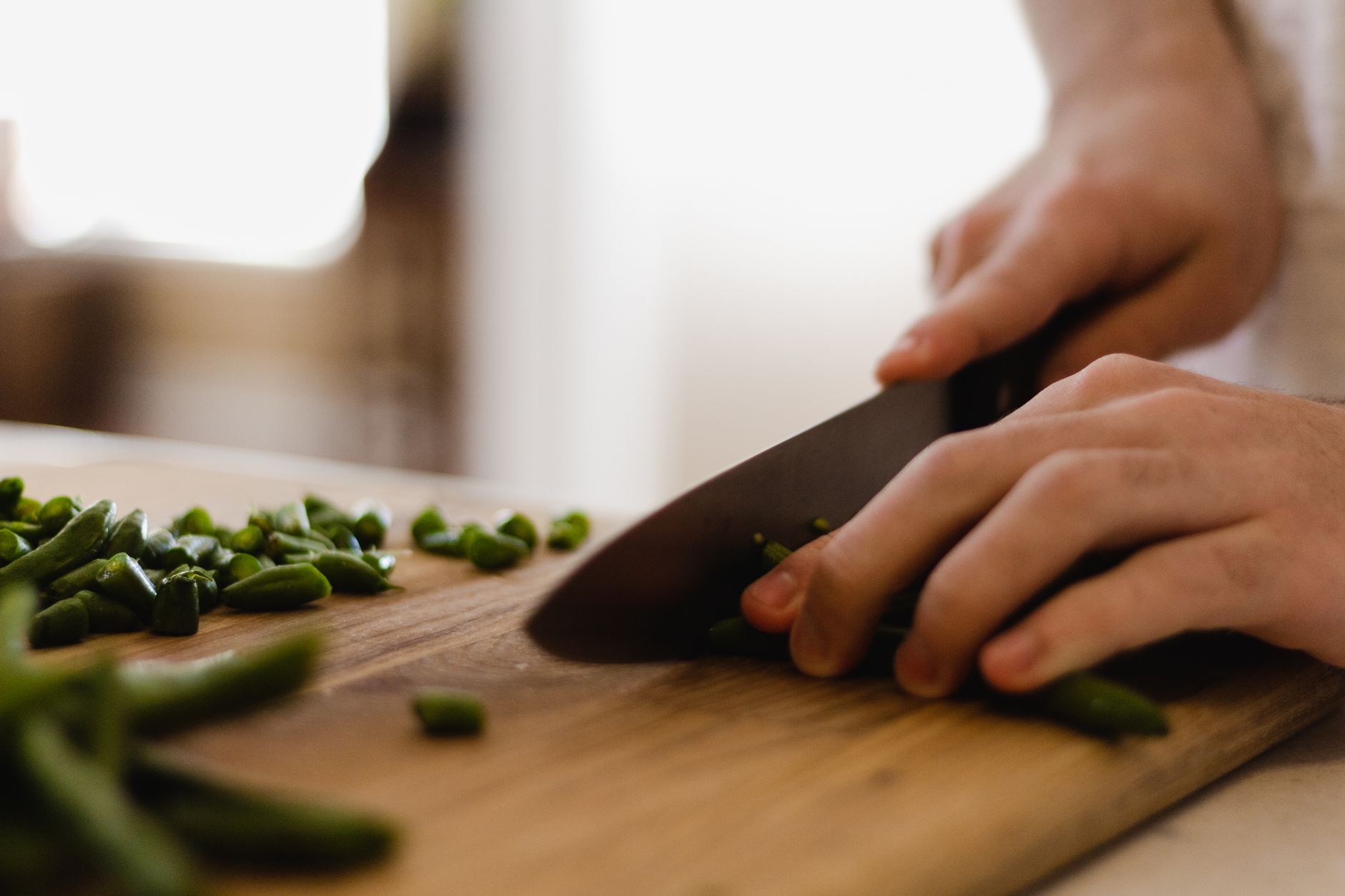 Best kitchen knife set: slicing green beans on a board
