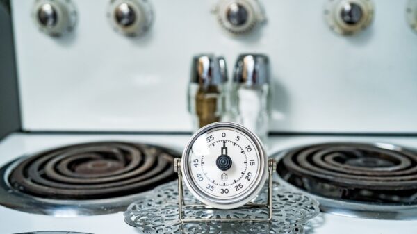 Best kitchen timer: a wind-up timer on an electric stove