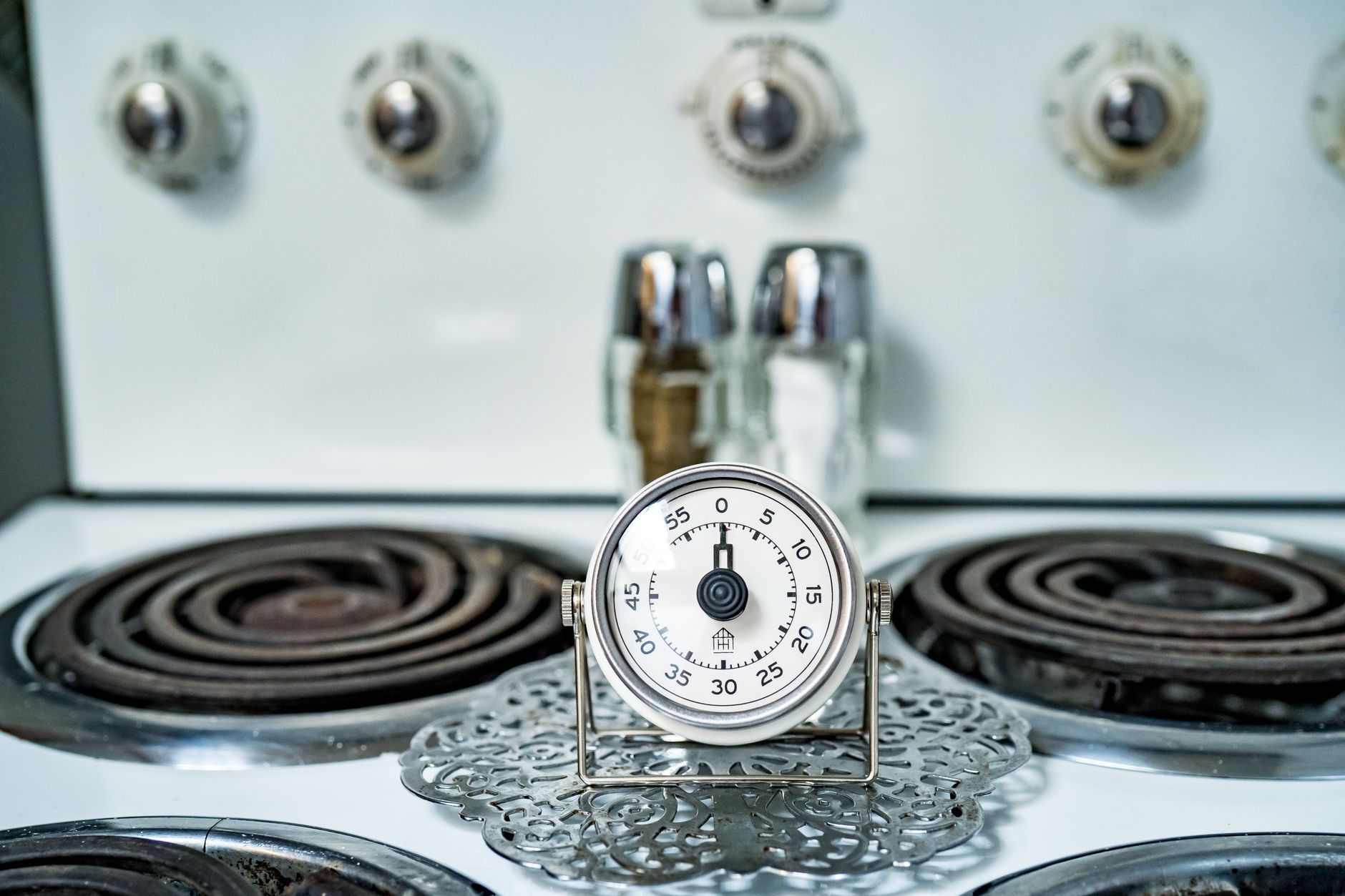 Best kitchen timer: a wind-up timer on an electric stove