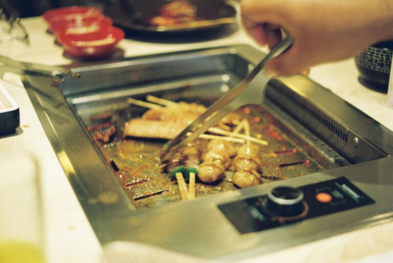 Best kitchen tongs: cooking at a home stove