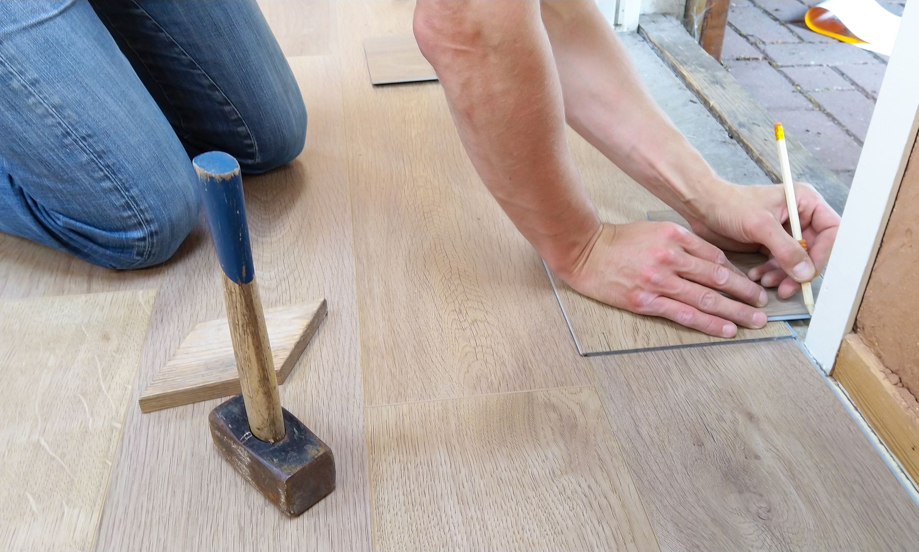 Kneeling to fit a laminate floor plank